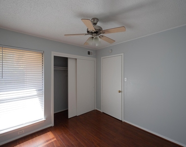 2110 Rio Grande St - Photo Thumbnail 7