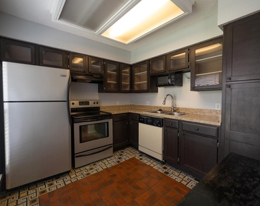 2110 Rio Grande St - Photo Thumbnail 4