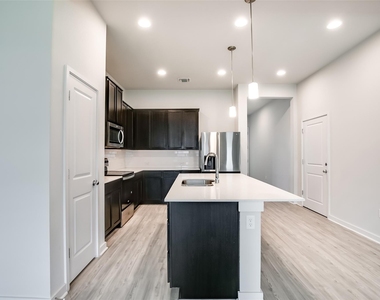 15107 Forum Ave - Photo Thumbnail 6