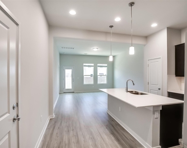 15107 Forum Ave - Photo Thumbnail 8