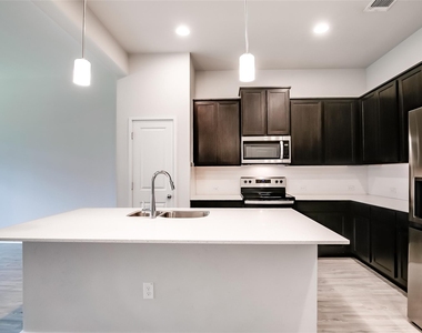 15107 Forum Ave - Photo Thumbnail 7