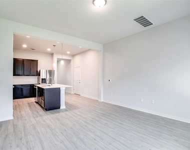 15107 Forum Ave - Photo Thumbnail 4