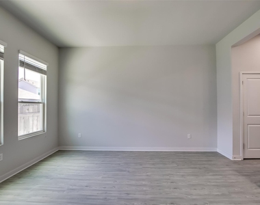 15107 Forum Ave - Photo Thumbnail 10