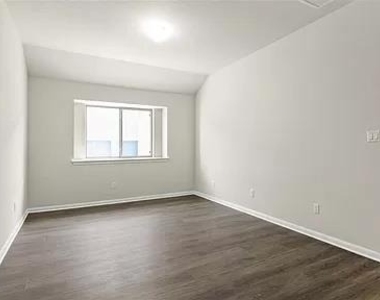 112 Falkland St - Photo Thumbnail 15
