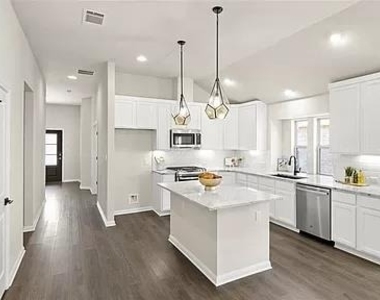 112 Falkland St - Photo Thumbnail 13