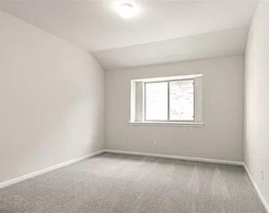 112 Falkland St - Photo Thumbnail 17