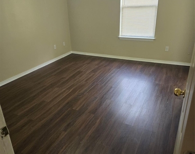1102 Southwalk St - Photo Thumbnail 8