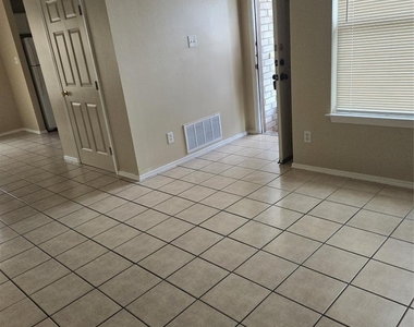 1102 Southwalk St - Photo Thumbnail 13