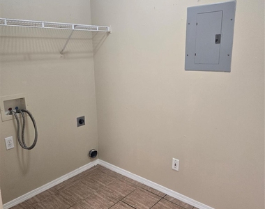 1102 Southwalk St - Photo Thumbnail 3