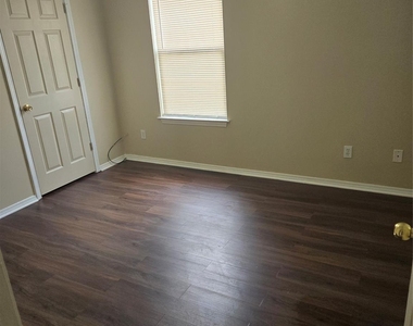 1102 Southwalk St - Photo Thumbnail 10