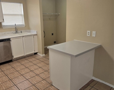 1102 Southwalk St - Photo Thumbnail 7