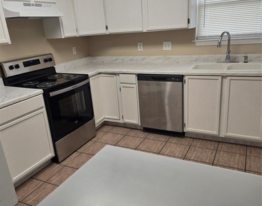 1102 Southwalk St - Photo Thumbnail 5