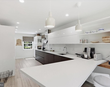 3221 Coquelin Terrace - Photo Thumbnail 14