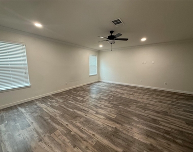 4305 Big Bend Trl - Photo Thumbnail 9