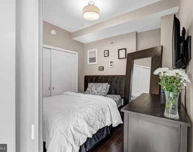 1320 Fenwick Lane - Photo Thumbnail 22