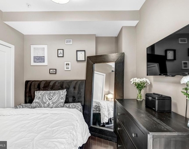 1320 Fenwick Lane - Photo Thumbnail 63