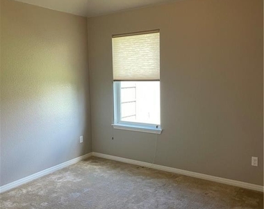 18413 Falcon Pointe Blvd - Photo Thumbnail 12