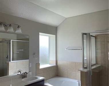 18413 Falcon Pointe Blvd - Photo Thumbnail 10