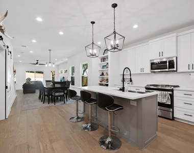 1409 Greenwood Ave - Photo Thumbnail 4