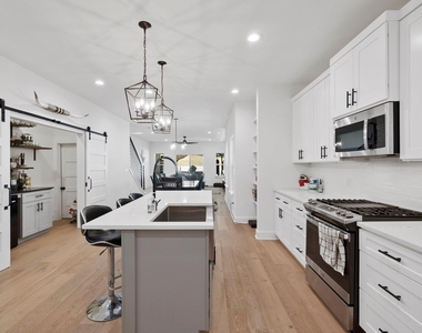 1409 Greenwood Ave - Photo Thumbnail 5