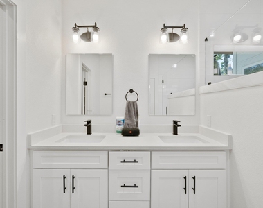 1409 Greenwood Ave - Photo Thumbnail 17