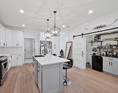 1409 Greenwood Ave - Photo Thumbnail 7