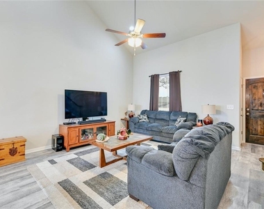 400 Lewisville Ln - Photo Thumbnail 4