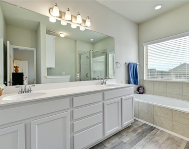 400 Lewisville Ln - Photo Thumbnail 11