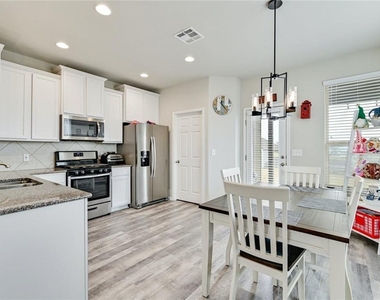 400 Lewisville Ln - Photo Thumbnail 6