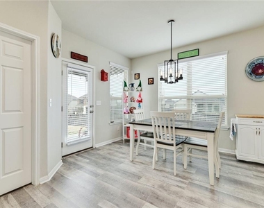 400 Lewisville Ln - Photo Thumbnail 8