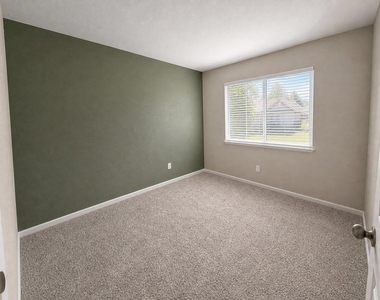 1105 Green Meadow Dr - Photo Thumbnail 6