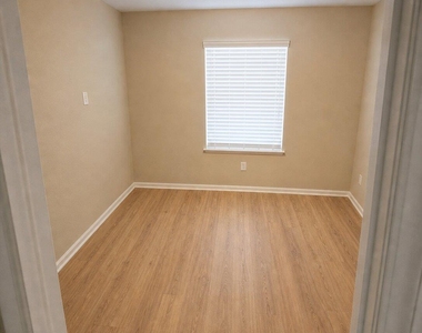 1105 Green Meadow Dr - Photo Thumbnail 3