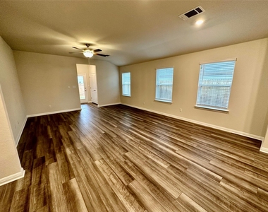 120 Oakdale Meadows Ln - Photo Thumbnail 7