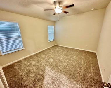 120 Oakdale Meadows Ln - Photo Thumbnail 17