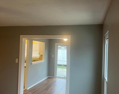 202 Jennifer Drive - Photo Thumbnail 3