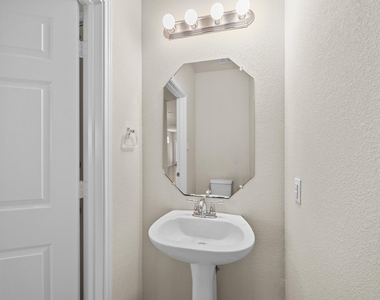 1310 W Parmer Ln - Photo Thumbnail 20