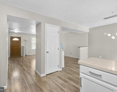 1043 Debbie Avenue - Photo Thumbnail 14