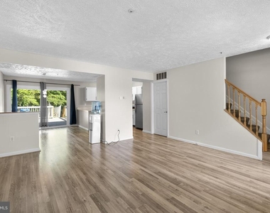 1043 Debbie Avenue - Photo Thumbnail 3