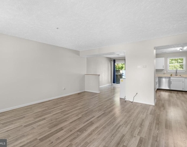 1043 Debbie Avenue - Photo Thumbnail 1