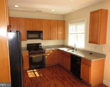 181 Gillespie Avenue - Photo Thumbnail 5
