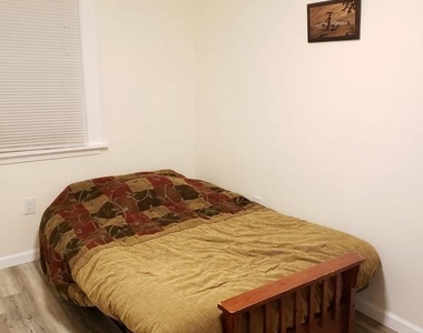 4630 Brooks Street Ne - Photo Thumbnail 6