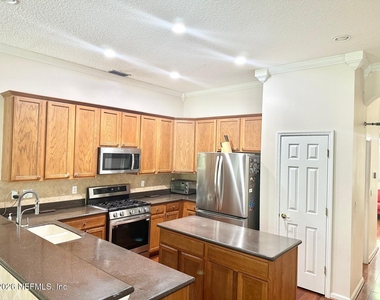 1932 Lyndhurst Drive - Photo Thumbnail 8