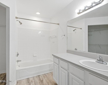 13703 Richmond Park Drive N - Photo Thumbnail 12