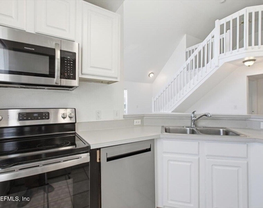 13703 Richmond Park Drive N - Photo Thumbnail 8