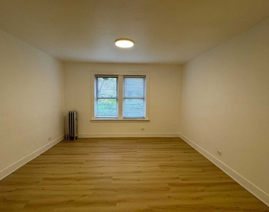6310 N Artesian Avenue - Photo Thumbnail 2