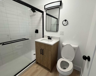 6310 N Artesian Avenue - Photo Thumbnail 6