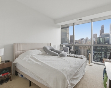 303 W Ohio Street - Photo Thumbnail 5