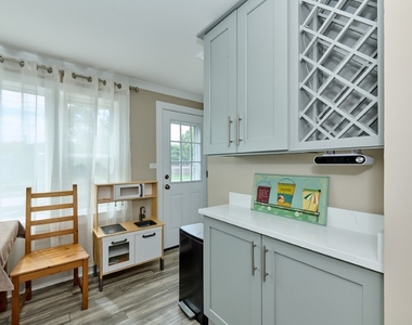 926 N Boxwood Drive - Photo Thumbnail 6