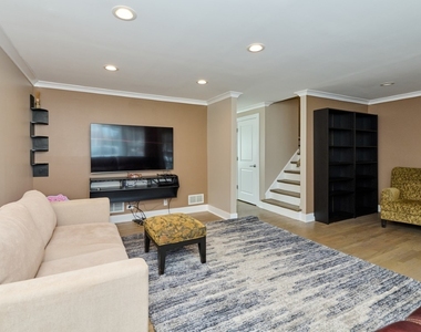926 N Boxwood Drive - Photo Thumbnail 2