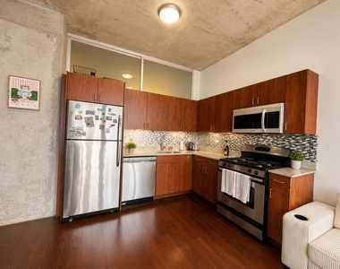 235 W Van Buren Street - Photo Thumbnail 3